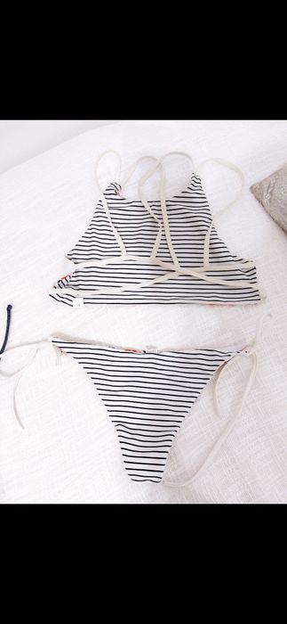 Bikini às riscas reversível