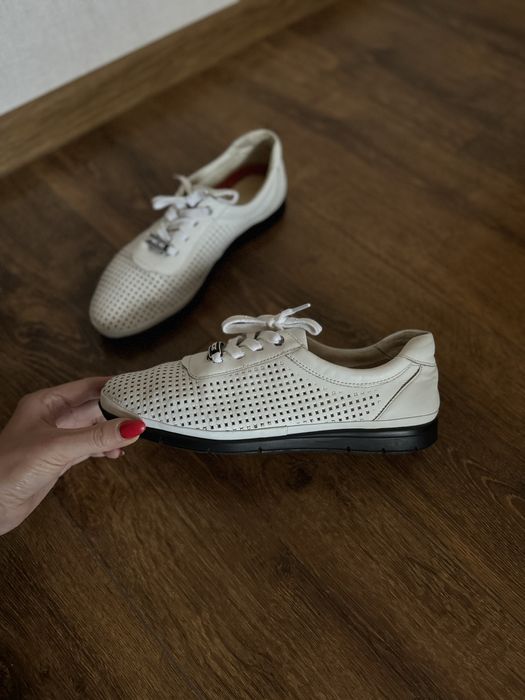 Стильные нарядные  белые кожаные туфли кроссовки размер 39