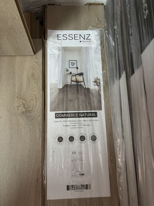 Chão flutuante Essenz Commerce Natural de alta resistência (AC5)