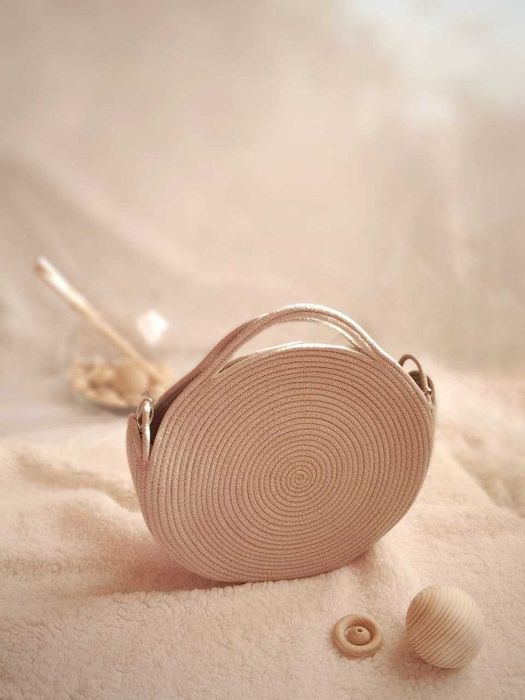 Жіноча кругла сумочка з плетеним ременем через плече. Handmade