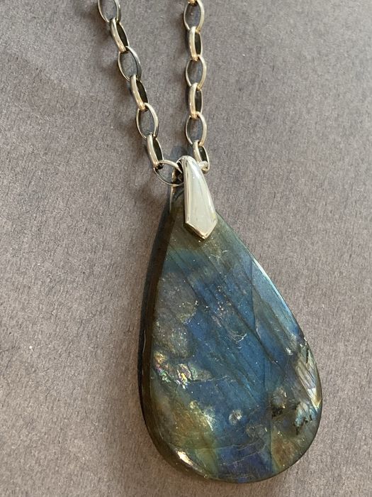 Wisiorek z labradorytem na wyprofilowanej zawieszce srebrnej