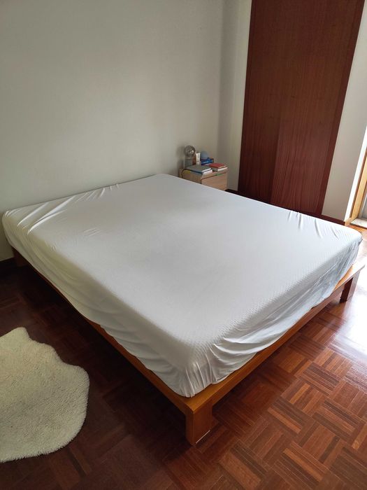 Cama de cerejeira maciça com estrado