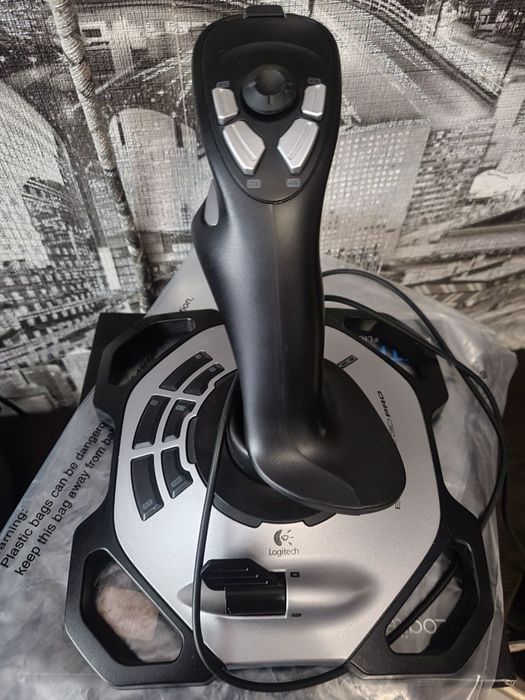 Джойстик Logitech Extreme 3D Pro для авіасимуляторів