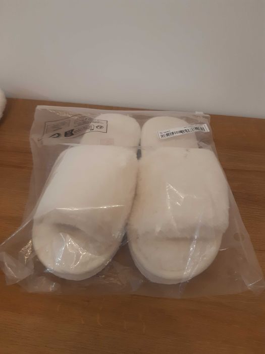 Kapcie z puszystym futerkiem ecru rozmiar 40-41