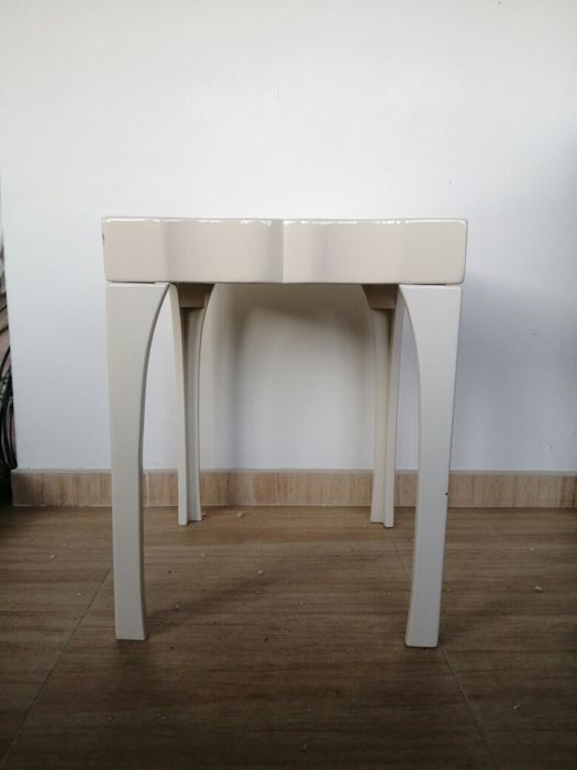 Pequena mesa de apoio alto brilho