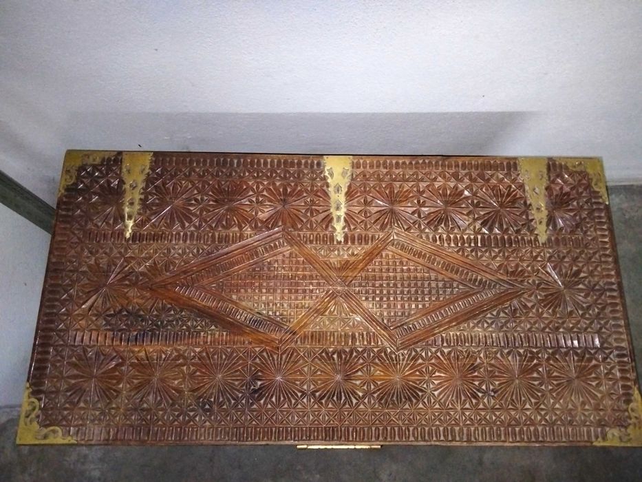 Arca / Baú de madeira trabalhada estilo africano