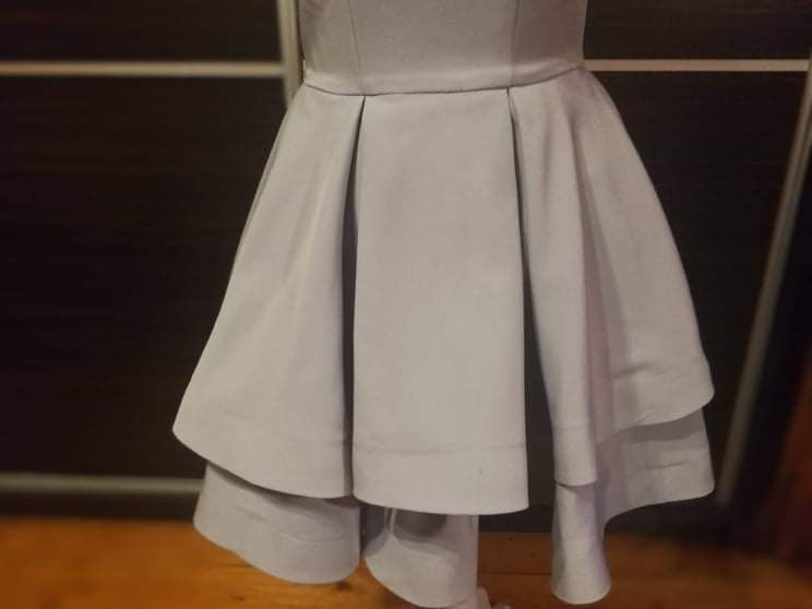 Przed kolano szara sukienka