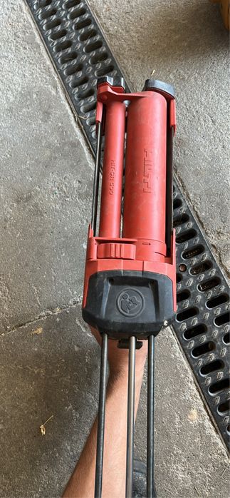 Pistolet do kleju hilti