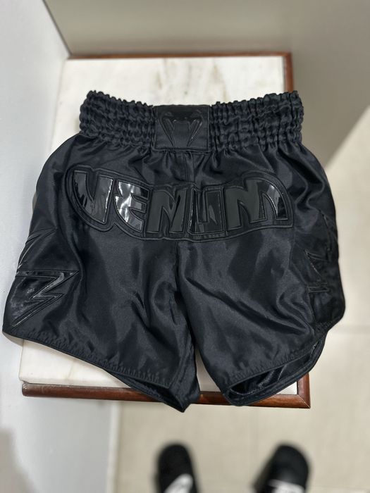 2    calções de Muay Thai Venum Inferno em preto.
