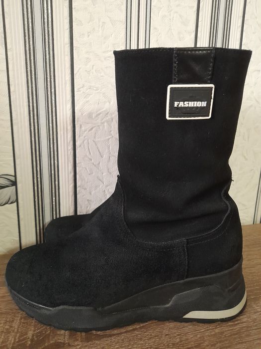 Чорні  зимові сапожки.Натуральна замша.Розмір 37.Дуже зручні.