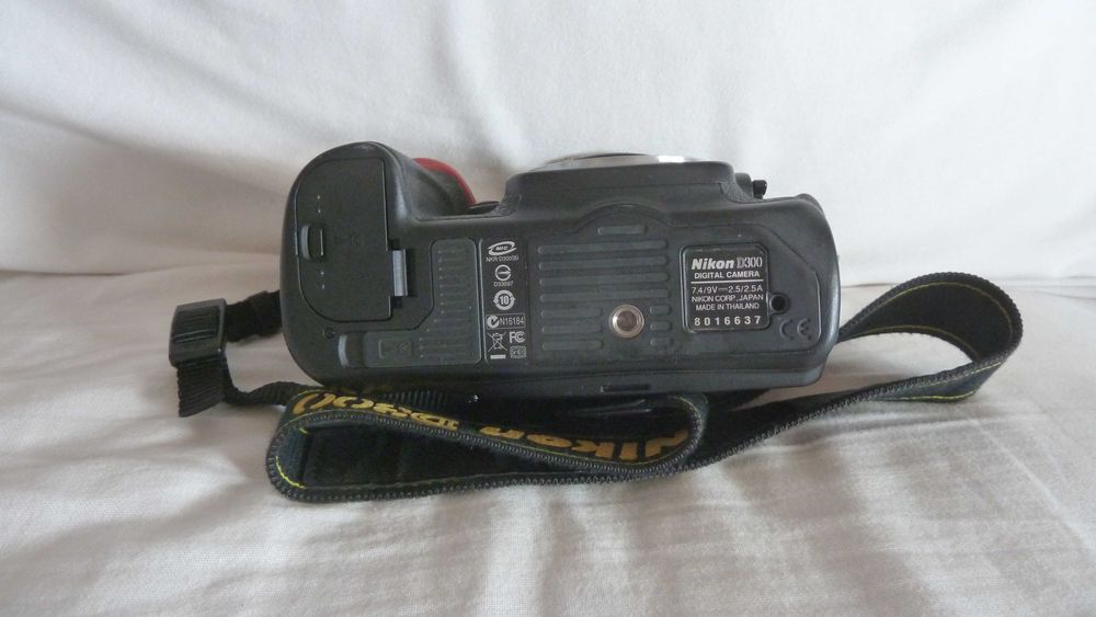 Nikon D300, corpo com alça, bateria e carregador.