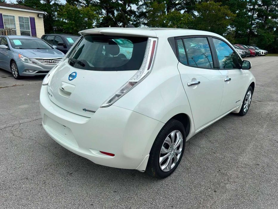 Nissan LEAF      2015