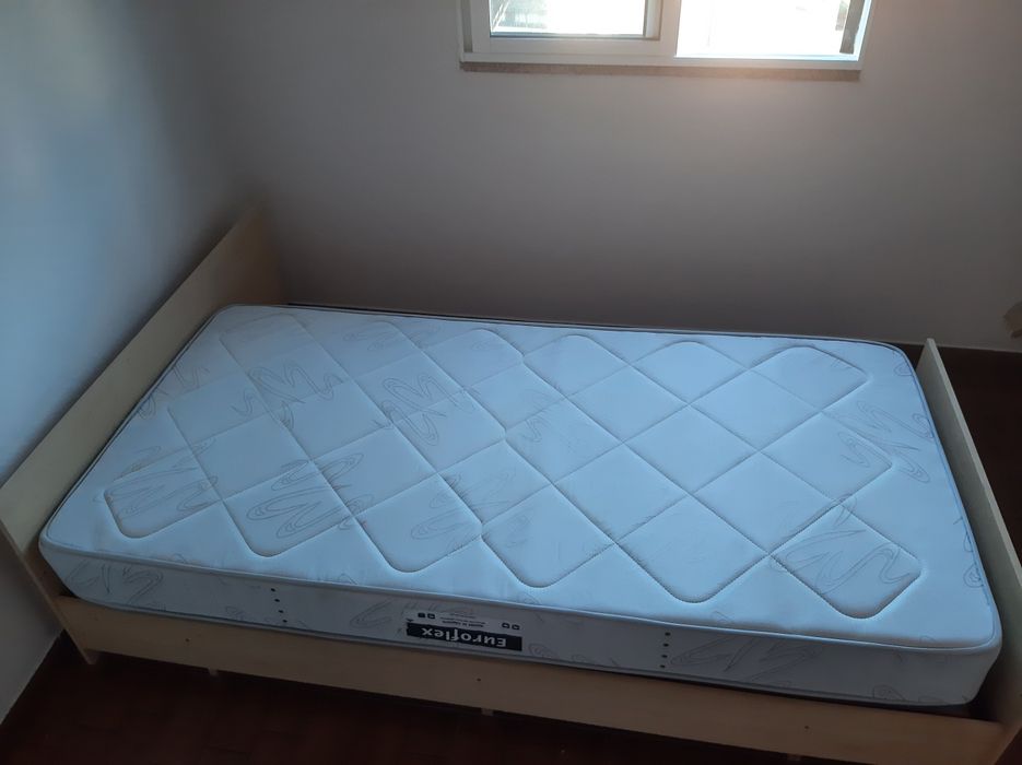 Cama com estrado e colchão