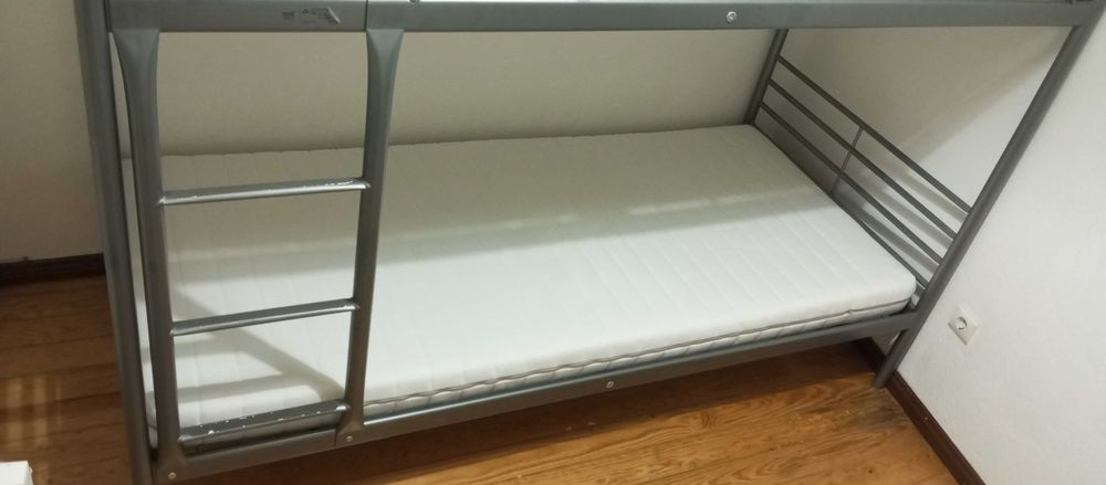 Beliche IKEA com colchões e gaveta arrumação