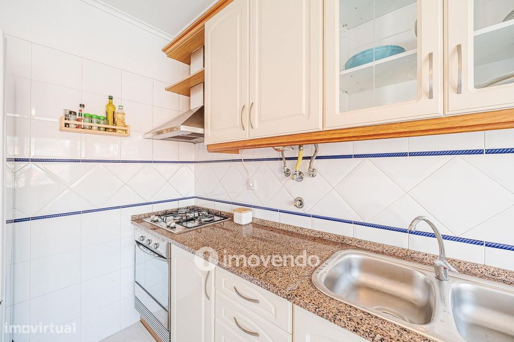 Apartamento T2, com lugar de estacionamento e arrecadação, na Ramada