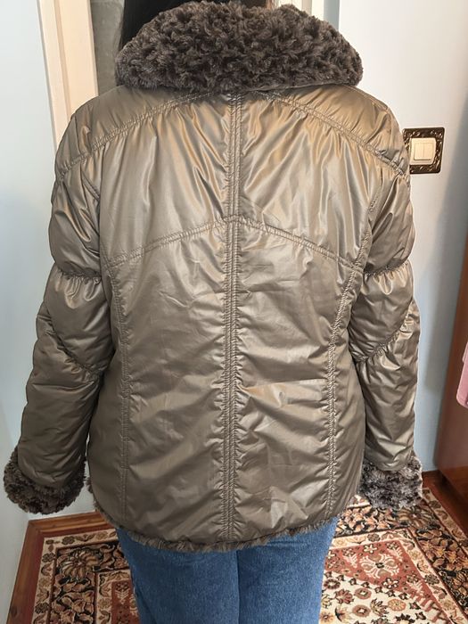 Жіноча зимова тепла куртка з хутряним коміром та манжетами