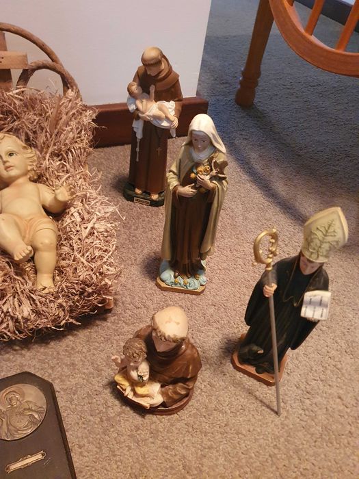 Lote religioso – figuras, crucifixos e quadros