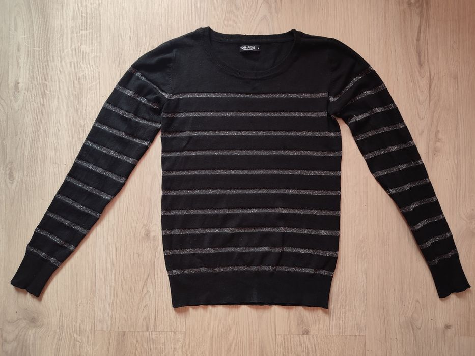 Sweter czarny w srebrne paski