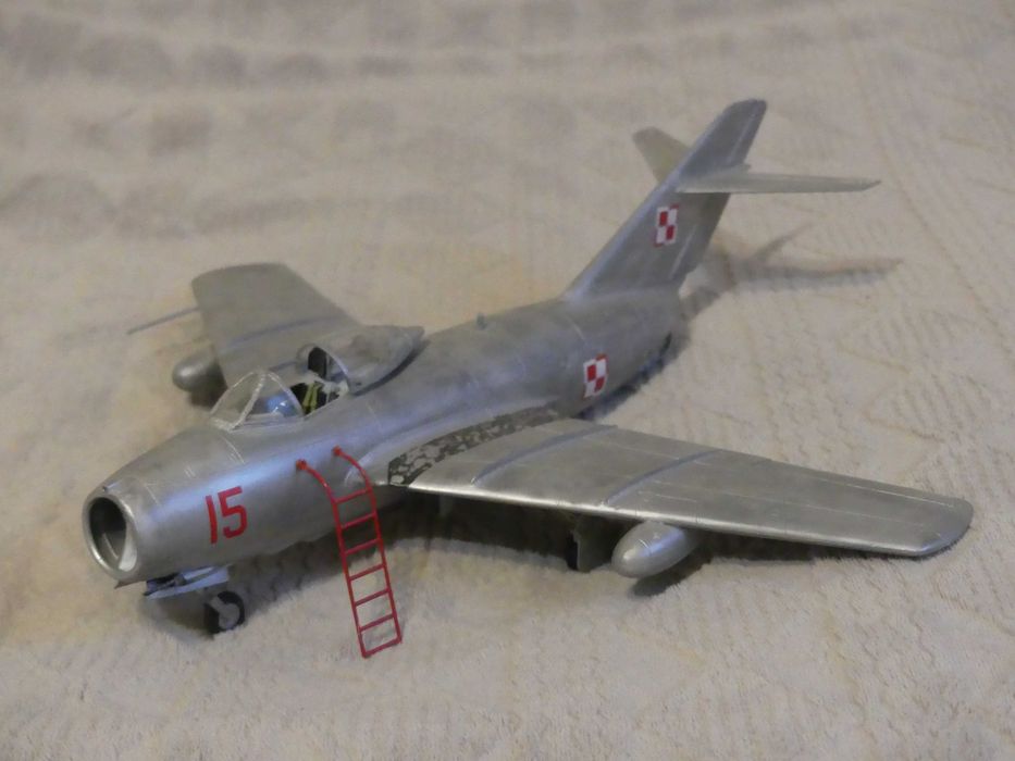 Model samolotu MiG 15 plastikowy sklejany z otwartą kabiną