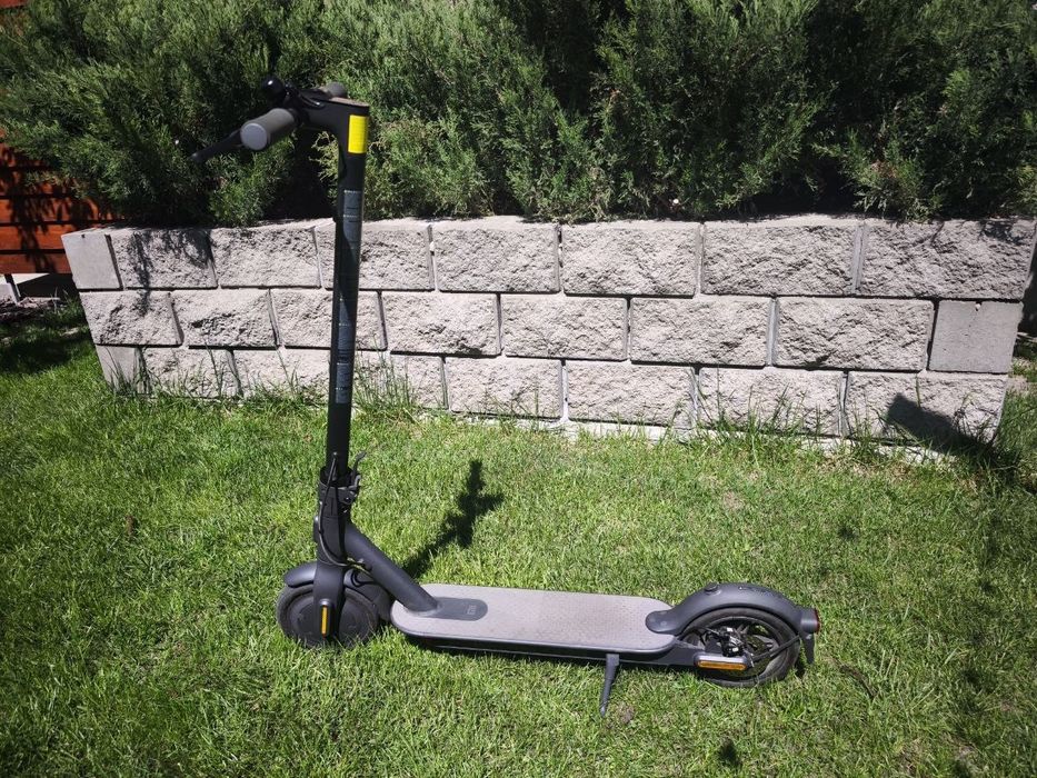 Продам самокат. Xiaomi Mi Electric Scooter Essential Black