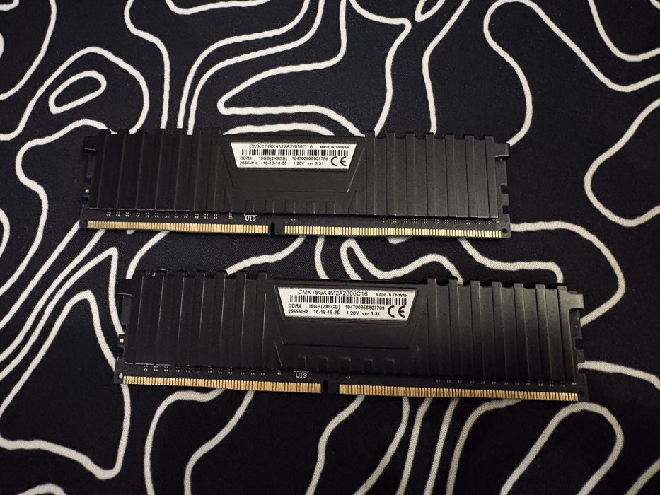 Озу Corsair DDR4, комплект 16 (2×8) ГБ