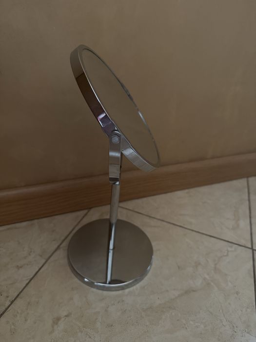 Lusterko dwustronne z powiekszeniem do makijażu.