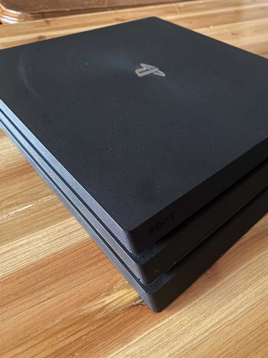 PS4 PRO 1TB como nova