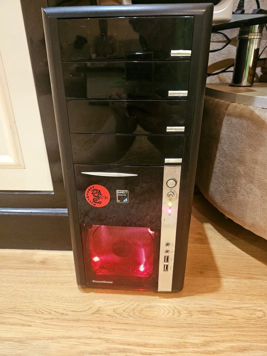 Комп'ютер з монітором LG клавіатурою і мишкою