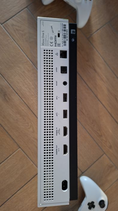 Xbox One S plus 3 pady