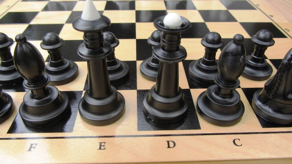 шахматы и шахматная доска новые, комплект, хороший подарок