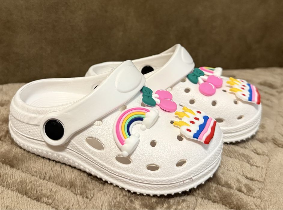 Літні тапочки для дівчаток білого кольору.