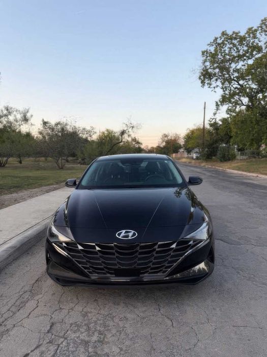 Hyundai Elantra Limited      2022