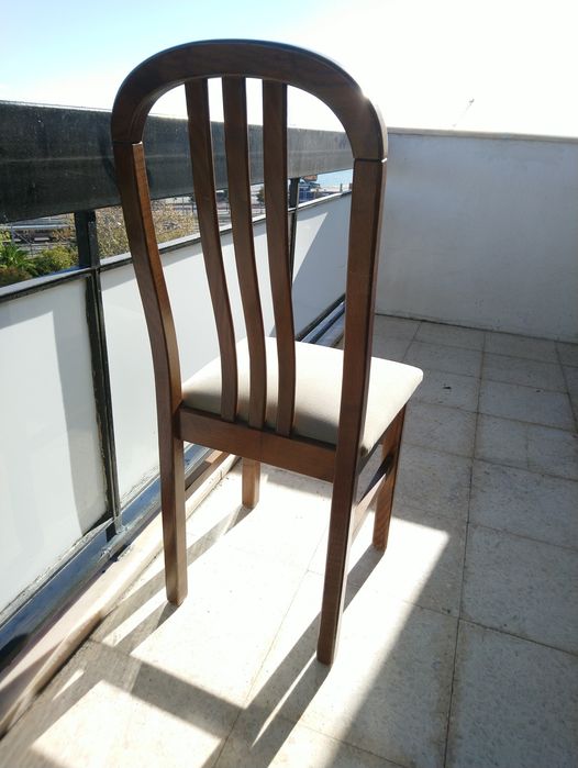 Mesa de jantar em madeira e 6 cadeiras