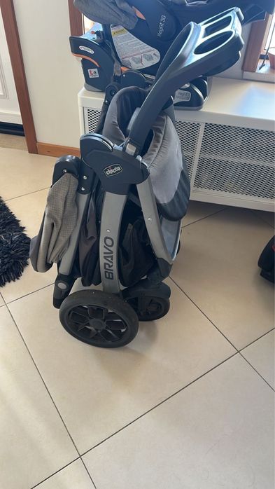 Carrinho de bebe Chicco  + cadeira Auto (ovo) com base