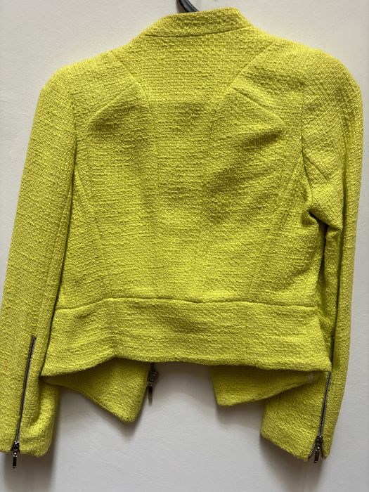 Casaco cintado em verde lima