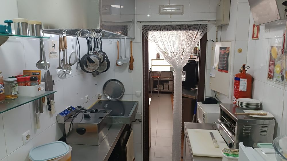 Trespasse de café completo, equipado e a funcionar no máximo