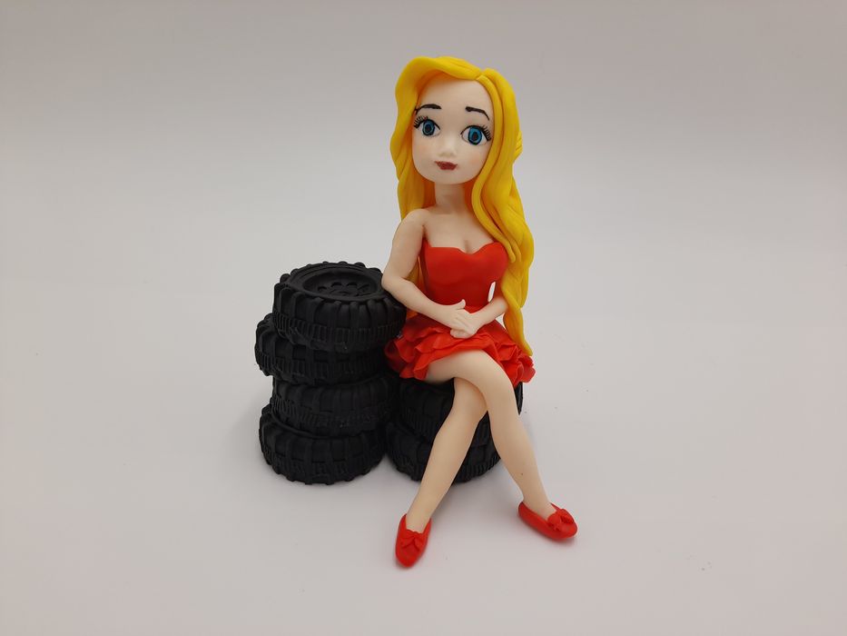 Figurka z masy cukrowej sercacino kobieta nq oponach człowiek  blondyn