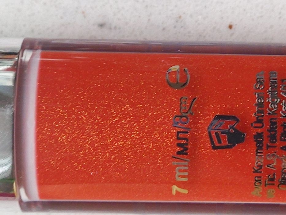 Błyszczyk-serum z peptydami Ruby Drip Avon