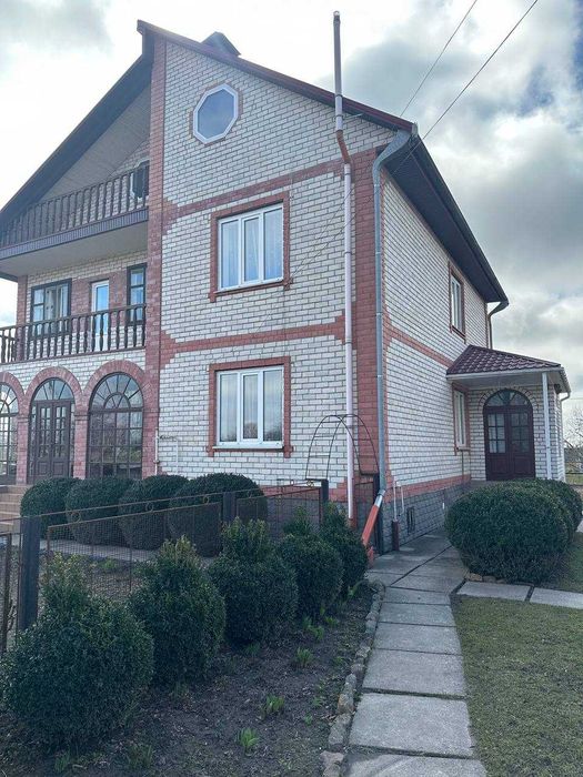 Продаж цегляного двоповерхового будинку в с. Березна