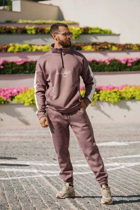 Різні чоловічі костюми на флісі