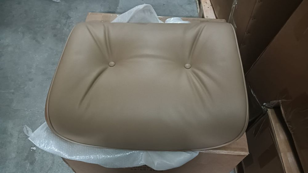 Charles Eames Cadeirão em pele natural.
