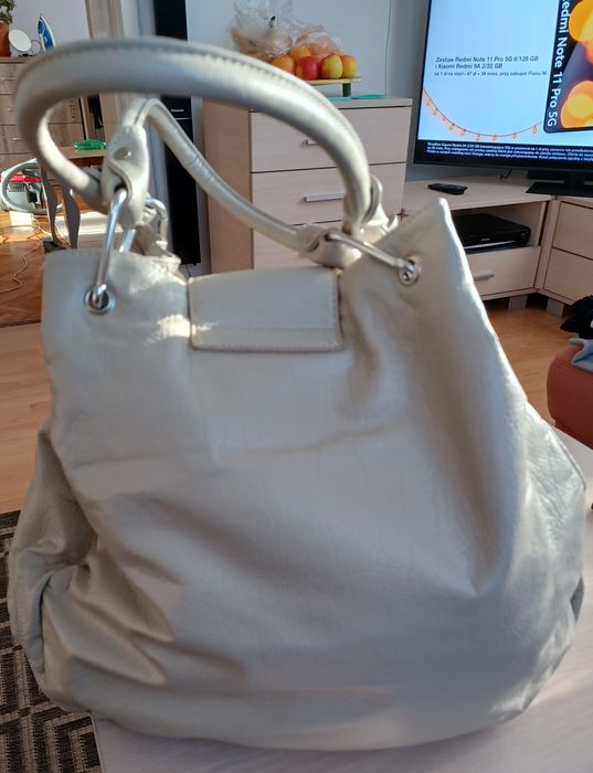 Duża torebka na ramię w kolorze kremowym