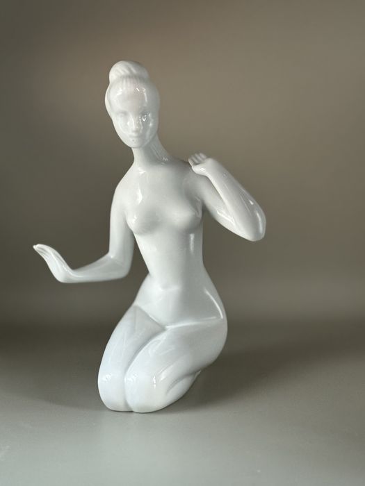 Figurka porcelanowa Zamyślona Royal Dux