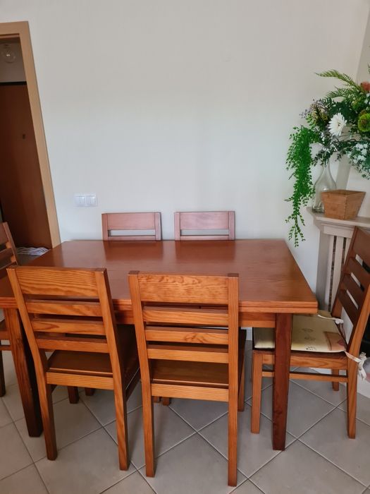 Mesa + cadeiras de madeira