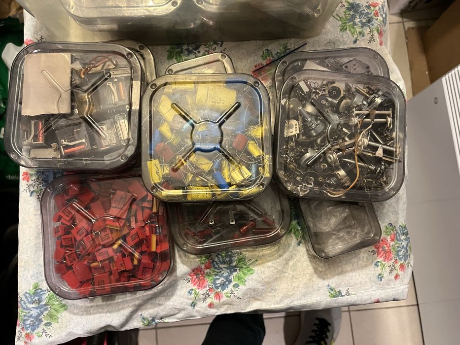 Kondensatory, oporniki, triaki, układy scalone, diody i wiele innych