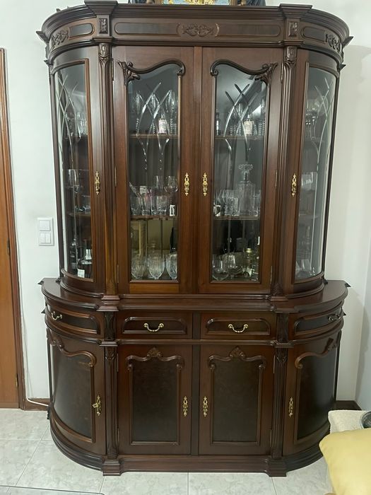 Móvel de sala com cristaleira