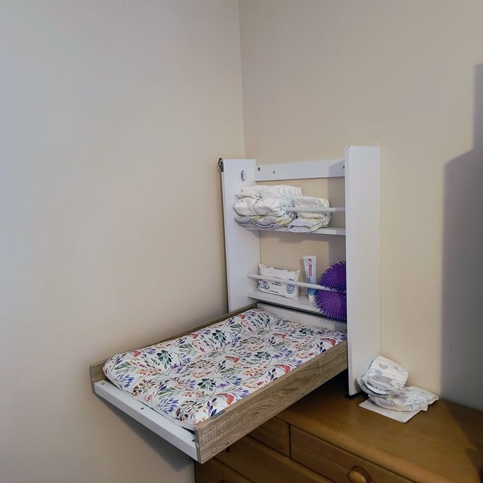 Przewijak ścienny z wkładem po jednym dziecku