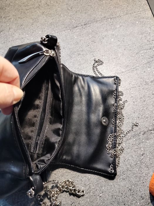 Czarna torebka z łańcuszkami