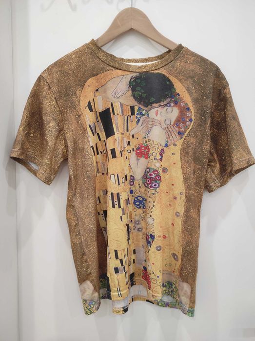 Echarpe e t-shirt, com a pintura famosa "O beijo" de Gustav Klimt
