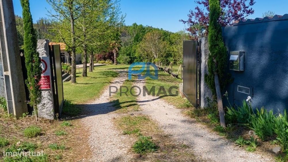 Quinta com 3 artigos urbanos, piscina e 9,4 ha em Resende